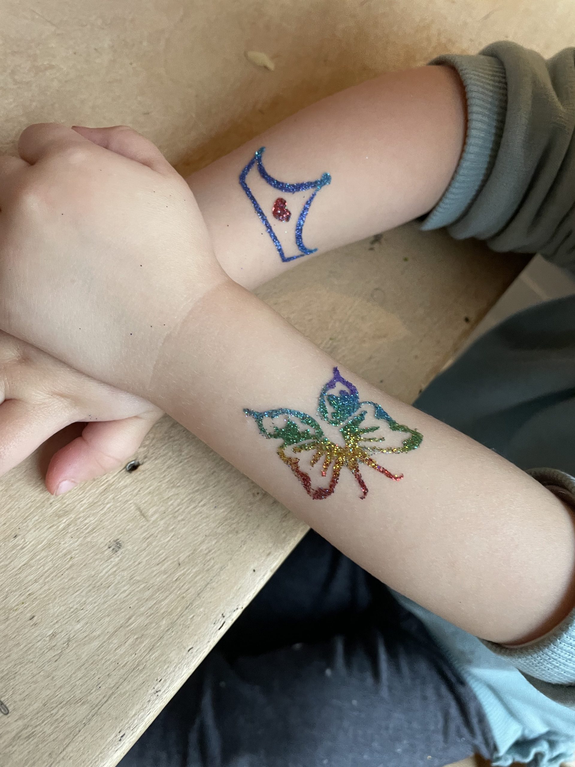 Grime Kindergrime Grimeren glittertattoo tattoo vlinder kroon